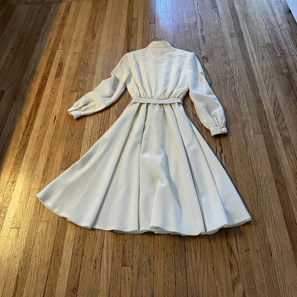 tag missing size 8 petite, cream coloured dress - Picture 2 of 9